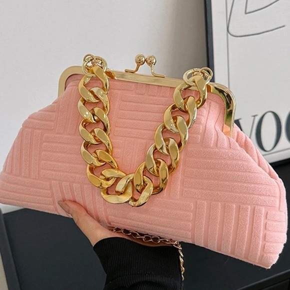 Chic Chain Kiss Lock Bag - Picture 3 of 4